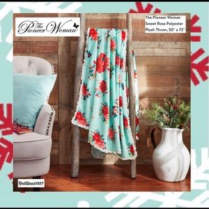 The Pioneer Woman Christmas Floral Polyester Plush Lace Throw Blanket NWT! 🎁